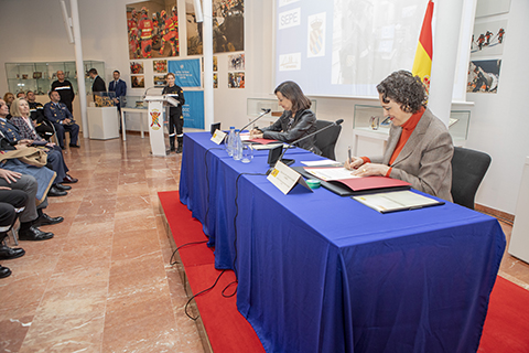 Las ministras de Defensa, Margarita Robles, y de Trabajo, Migraciones y Seguridad Social, Magdalena Valerio