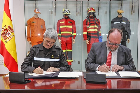 Momento de la firma, que se llev&oacute; a cabo en la Sala Historica del Cuartel General de la UME,  entre el director Francisco Gonz&aacute;lez Lodeiro y el general Miguel Alca&ntilde;iz Comas