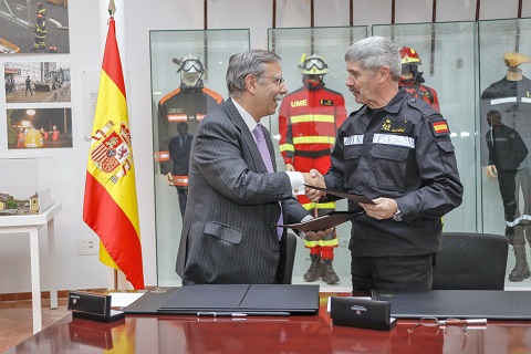 La firma del convenio por el jefe de la Unidad Militar de Emergencias, teniente general Miguel Alca&ntilde;iz Comas, y el presidente de Red El&eacute;ctrica, Jos&eacute; Folgado Blanco se llev&oacute; a cabo en la Sala Hist&oacute;rica de la UME