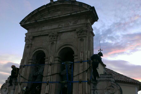 Cosido con maderas y cinta la espada&ntilde;a de la iglesia del hospital de Santiago