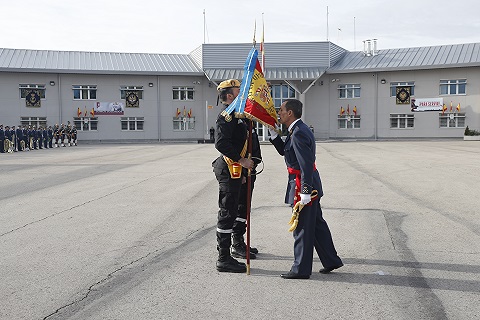 Momento en que el general Molina se ha despedido de la Ense&ntilde;a Nacional