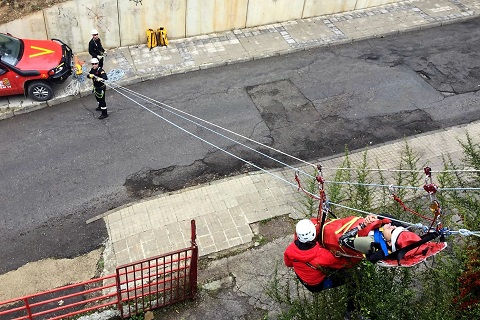 Evacuaci&oacute;n de un supuesto herido en el colegio Escolapios de Jaca