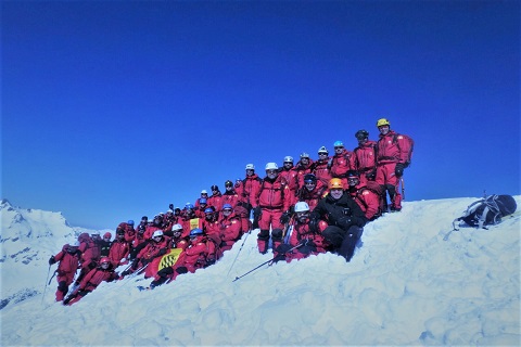 Foto de familia de los participantes en las Escuelas Pr&aacute;cticas tras su ascensi&oacute;n al Pico Alba