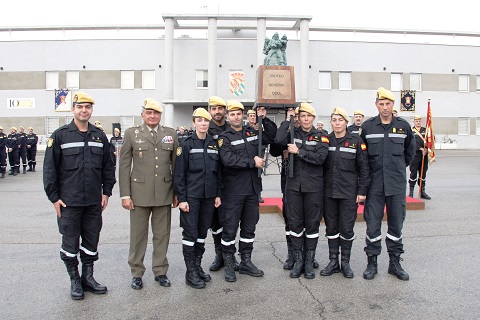 El general de Ej&eacute;rcito Fulgencio Coll entrego personalmente el trofeo que lleva su nombre a una representaci&oacute;n de la Unidad que se alz&oacute; con la victoria, el III Batall&oacute;n de Intervenci&oacute;n en Emergencias