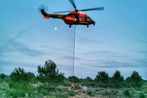 Pr&aacute;ctica de la Unidad Aero Movil junto a un Cougar del Batall&oacute;n de Helic&oacute;pteros de Emergencia (BHELEME)