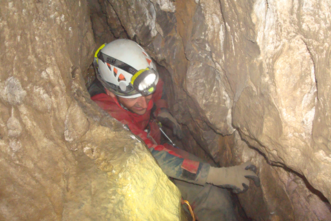 La sima BU 56,  formada por grandes verticales, estrecheces severas y condiciones ambientales de siete grados y 100% de humedad, se considera una de las m&aacute;s duras y t&eacute;cnicas del Mundo