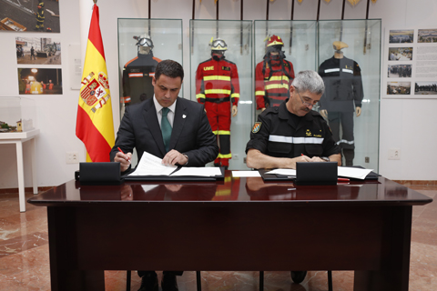 Firma del convenio de colaborci&oacute;n en la Sala Hist&oacute;rica de la UME