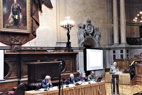 El teniente general Miguel Alca&ntilde;iz durante la conferencia que ha pronunciado en la Asamblea de la Rep&uacute;blica de Portugal