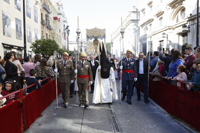 El jefe y el segundo jefe de la Unidad Militar de Emergencias acompañaron a la presidencia de la Hermandad de San Pablo desde el Palquillo hasta la Catedral en su estación de penitencia por la calle Sierpe