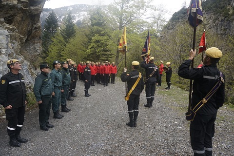 Los compa&ntilde;eros de Victor del  BIEM IV, a los que se sumaron miembros de la Guardia Civil, celebraron un peque&ntilde;o acto de homenaje donde se encuentra el monolito en memoria de Victor Mart&iacute;n