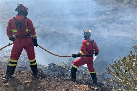 Ataque directo con autobomba en el incendio de Tasarte