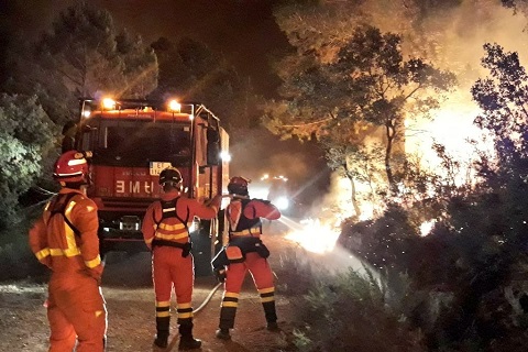 Los efectivos de la UME desplegados en el incendio han realizado ataque directo al fuego de cola a cabeza en el flanco izquierdo