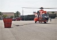 Helicóptero Cougar del BHELEME con helibalde