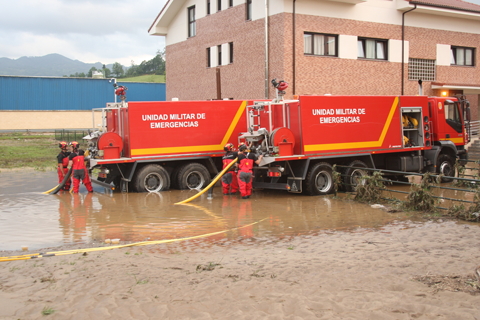 Efectivos del BIEM V en labores de achique de agua de Arriondas.