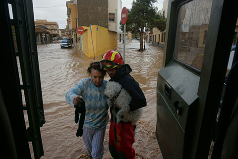 Rescate y evacuaci&oacute;n de personas aisladas en viviendas del casco urbano