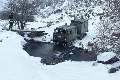 Durante las maniobras se llevaron a cabo pr&aacute;cticas de conducci&oacute;n y vadeo con el Transporte Oruga de Monta&ntilde;a (TOM), un veh&iacute;culo espec&iacute;fico para el desplazamiento sobre nieve y llegar a lugares aislados en una emergencia