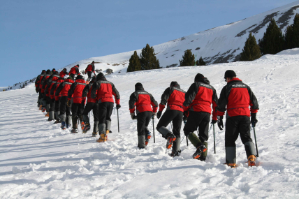 Personal del BIEM IV realizando una marcha con crampones