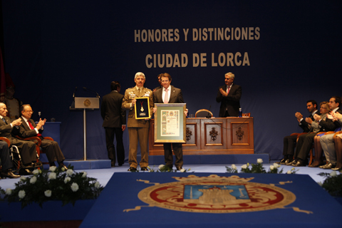 El teniente general Jefe de la Unidad Militar de Emergencias, Miguel Alca&ntilde;iz Comas, recibi&oacute; en nombre de toda la UME, la &ldquo;Medalla de Oro de la Ciudad&rdquo; de manos del alcalde de Lorca Francisco J&oacute;dar Alonso, quien hizo la entrega de la m&aacute;s alta distinci&oacute;n que concede dicho municipio.