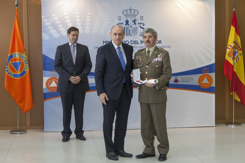 El ministro del Interior haciendo entrega de la Medalla de Oro al M&eacute;rito de Protecci&oacute;n Civil al general Alca&ntilde;iz