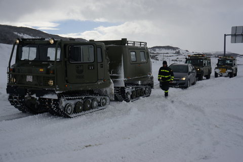 Transporte Oruga de Monta&ntilde;a (TOM) realizando la evacuaci&oacute;n un vehiculo