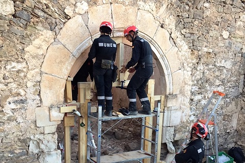 Apuntalamiento de uno de los arcos de medio punto