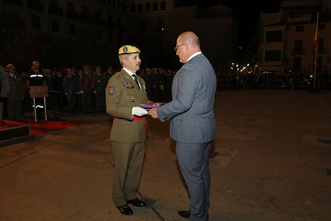 El acto comenz&oacute; con la entrega de la bandera de la Ciudad a la UME.El alcalde, Javier M&aacute;rquez, hizo entrega de esta bandera al general jefe de la UME