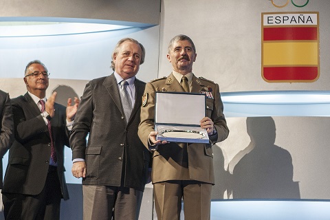 El teniente general Miguel Alca&ntilde;iz, jefe de la Unidad Militar de Emergencias recibi&oacute; el premio de manos del Decano de la Facultad de Medicina Jos&eacute; Lu&iacute;s Alvarez-Sala Walther