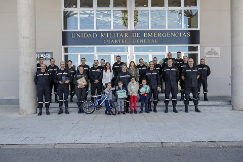 Foto de familia con los premiados en las diferentes categor&iacute;as del concurso