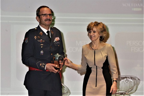 El Premio, entregado de manos de la ministra de Sanidad, Consumo y Bienestar Social, lo recogi&oacute; el segundo jefe UME, general Manuel Gimeno