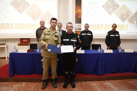 Momento de la entrega de la recalificaci&oacute;n INASARAG del equipo USAR de la UME