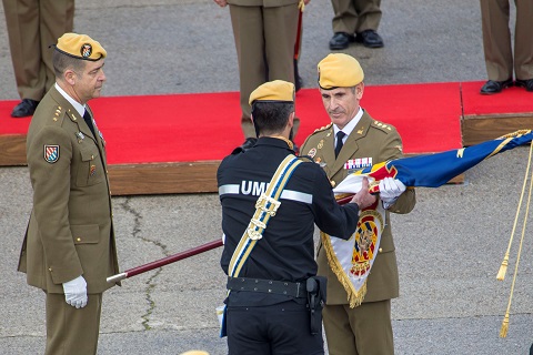 El coronel Calzado recibe el guion de manos del coronel Maldonado.