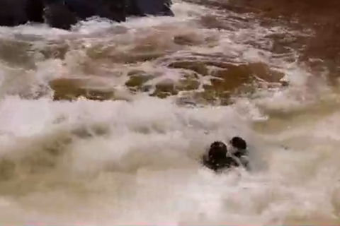 El fuerte oleaje sorprendi&oacute; a los buceadores en la Piscina Natural de Tabaiba