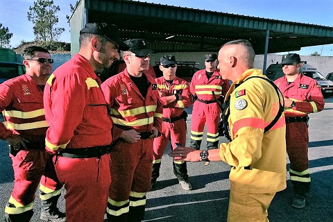 Los militares espa&ntilde;oles desplegados en apoyo a la extinci&oacute;n de los incendios forestales siempre trabajan con un enlace portugu&eacute;s