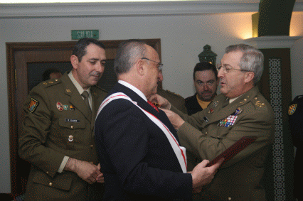 El Jefe de la Unidad Millitar de Emergencias condecora al profesor Carlos S&aacute;nchez-Nieva Navas.