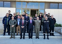 Foto de familia de los representantes de las intituciones y organismos participantes en el simuclacro de Melilla tras la reunión final a la finalización