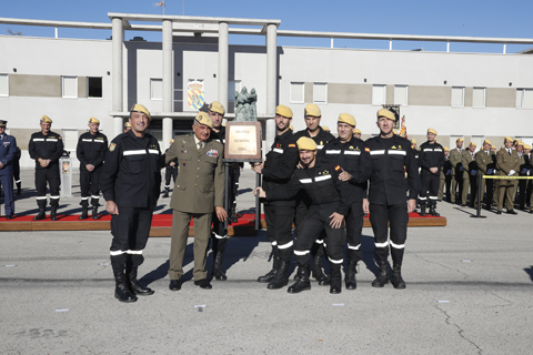 Una representaci&oacute;n del BIEM III, con el jefe del batall&oacute;n al frente,  ha recibido el trofeo de manos del general Coll Butcher