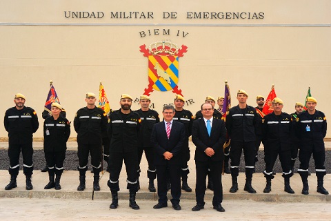 En primer t&eacute;rmino y en el centro el Consejero de Presidencia del Gobierno de Arag&oacute;n, Vicente Guill&eacute;n acompa&ntilde;ado del Director General de Relaciones Institucionales, Enrique Gim&eacute;nez; y del teniente coronel Juan Manuel Salom jefe del BIEM IV