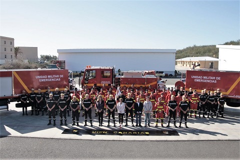 Foto de familia de las autoridades junto a todos los miembros de la UIEN