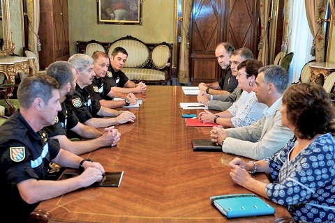 Durante la reuni&oacute;n con las autoridades navarras responsables de la gesti&oacute;n de emergencias en la Comunidad Foral, se trat&oacute; la posible conexi&oacute;n de Navarra a la Red Nacional de Emergencias (RENEM), para lo cual se acord&oacute; que personal t&eacute;cnico de ambas partes profundicen en la cuesti&oacute;n.