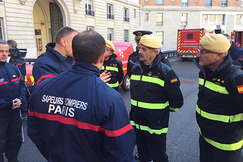 El general Jefe de la UME, teniente general Miguel Alca&ntilde;iz Comas en su visita a los bomberos de Par&iacute;s