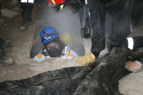 Alumnos del curso durante los ejercicios de rescate de v&iacute;ctimas en espacios confinados.