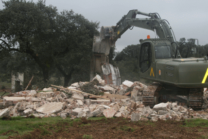 M&aacute;quina excavadora realizando tareas de derribo.