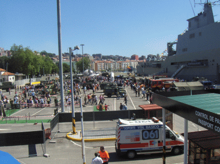 Exposici&oacute;n de material en el muelle de la Albareda de Santander.