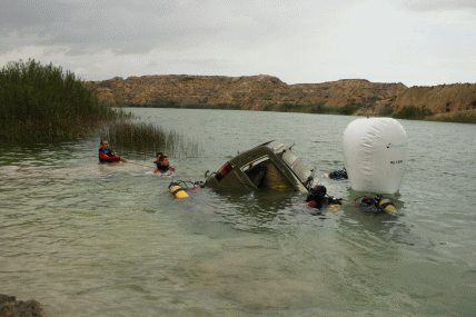 Personal de la UME en las escuelas pr&aacute;cticas sobre inundaciones en 2008.