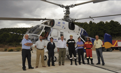 Personal de la UME y de la Regi&oacute;n de Murcia, junto a el helic&oacute;ptero Kamov.