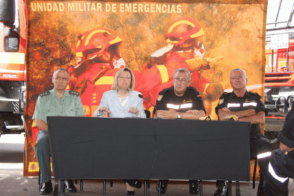 la Delegada aocmpa&ntilde;ada por el jefe de la UME durante la rueda de prensa