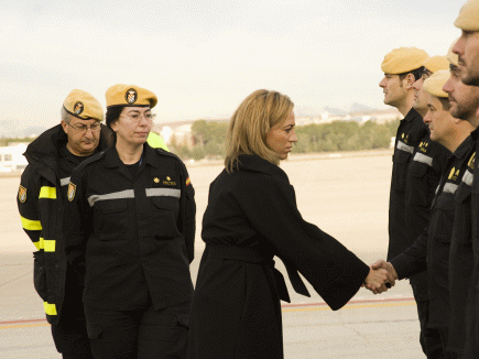 La ministra de Defensa, Carme Chac&oacute;n, ha despedido al contingente de 29 militares que han partido hacia Puerto Pr&iacute;ncipe, en un avi&oacute;n del 47 Grupo de las Fuerzas A&eacute;reas.