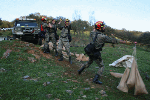 Personal del BIEM I realizando pr&aacute;cticas de construcci&oacute;n de diques, b&uacute;squeda y rescate en curso de agua y un simulacro de accidente con mercanc&iacute;as peligrosas.