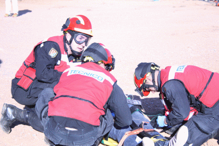 Personal del BIEM III en tareas de excarcelaci&oacute;n, estabilizaci&oacute;n y evacuaci&oacute;n de los accidentados.