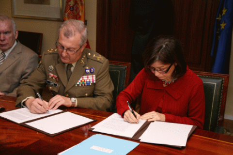 La presidenta del CSN y el jefe de la UME durante la firma del Convenio.